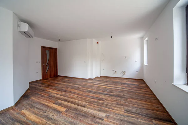 Pusty Jasny Salon Piękne Mieszkanie Podłoga Drewniana — Zdjęcie stockowe