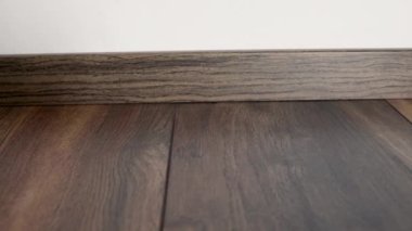 Yeni kaplama döşeme. Kahverengi ahşap desenli işlenmiş parke.