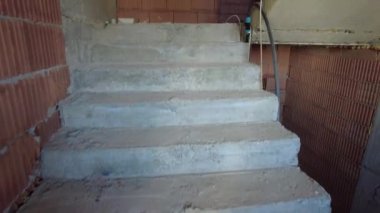 Kaldırma sahasında tamamlanmamış beton merdivenler. İnşaat. Bitmemiş bina. Merdivenler.
