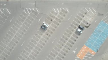 Boş otoparkın hava görüntüleri. Yol işaretleri. Park yeri