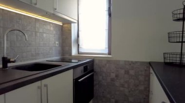 İç mekan. Modern mutfak ve oturma odası manzarası. Doğal ışık