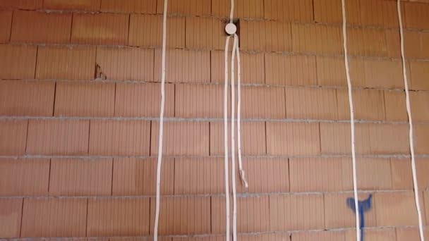 Kabel Listrik Meletakkan Kabel Listrik Konstruksi Rumah Baru — Stok Video