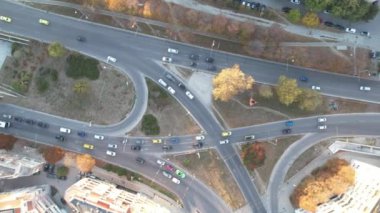 Şehir merkezindeki sokak trafiğinin yukarıdan aşağı görüntüsü. Şehir Manzarası.