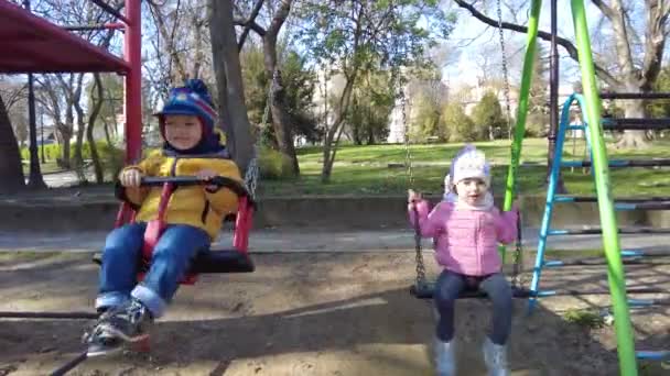 Dwie Małe Dziewczynki Huśtające Się Huśtawce Parku — Wideo stockowe