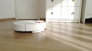 Evde elektrikli süpürge temizliği. Modern evde robot elektrikli süpürge. Akıllı temizlik teknolojisi