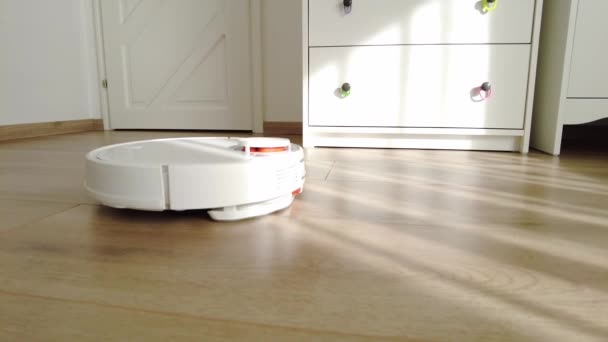 Úklid Vakuových Robotů Doma Robot Vysavač Moderním Domě Inteligentní Technologie — Stock video