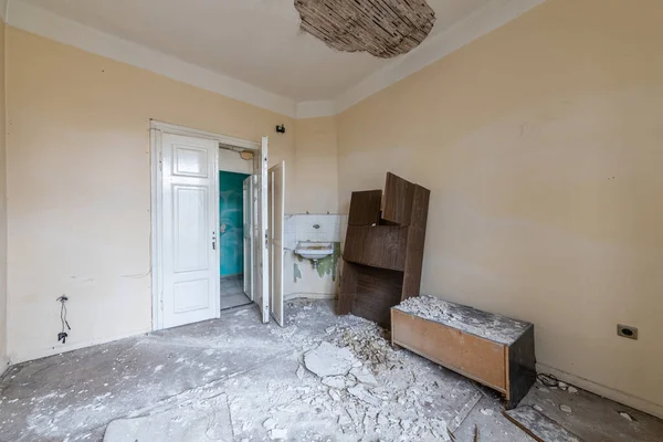 一间废弃的病房的内部精神病医院令人毛骨悚然的旧房间 — 图库照片