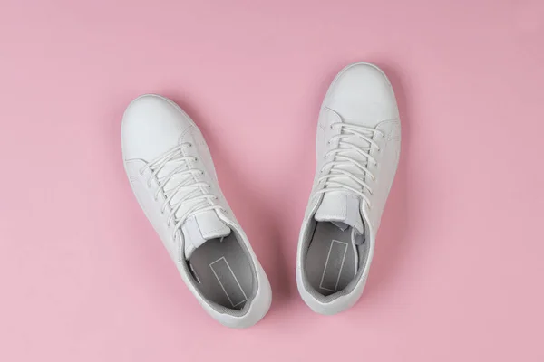 Par Nuevas Zapatillas Blancas Sobre Fondo Rosa —  Fotos de Stock
