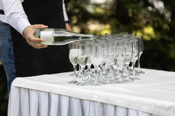 Garson Kadehlerle Şampanya Doldurur Düğün Yemekleri — Stok fotoğraf
