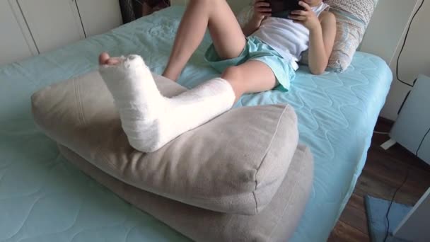Little Boy Broken Leg Plaster Lying Bed Home — Stok Video