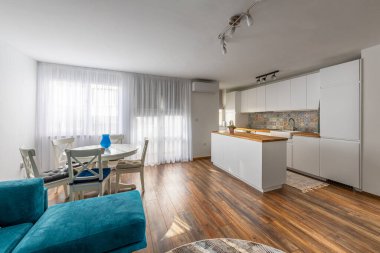 Yeni modern oturma odası ile mutfak. Yeni ev. İç fotoğraf. Ahşap zemin.