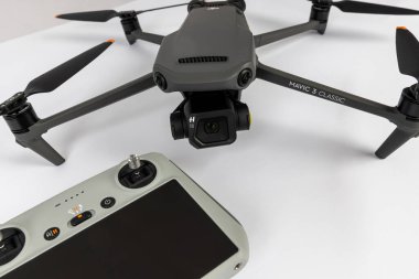 Varna, Bulgaristan - 18 Kasım 2022: Yeni bir DJI Maviç 3 CLASSIC İHA ve uzaktan kumanda cihazı. Sayısal kameralı Quadcopter insansız hava aracı. Modern uzaktan kumandalı hava aracı.