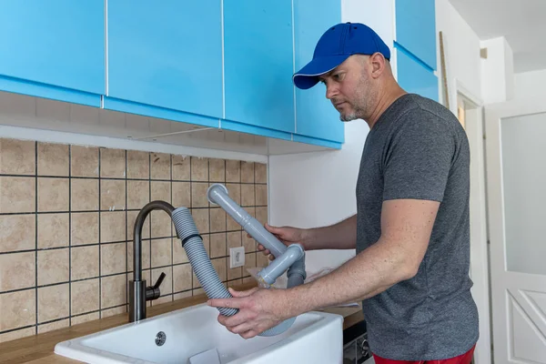 Man Installeert Een Nieuwe Gootsteen Een Nieuwe Keuken Loodgieter Man — Stockfoto