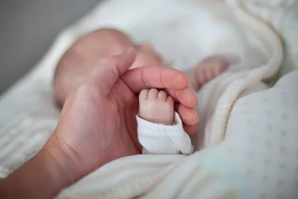 Pai Segurando Uma Mão Seu Filho Recém Nascido — Fotografia de Stock