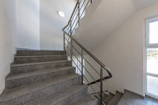 Современная Лестница Между Этажами Лестницы Металлическими Рельсами Современном Здании — стоковое фото