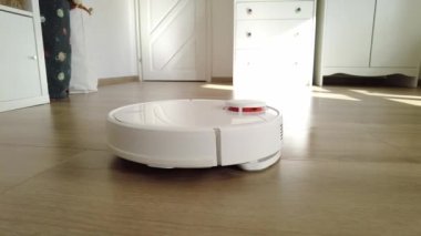 Evde elektrikli süpürge temizliği. Modern evde robot elektrikli süpürge. Akıllı temizlik teknolojisi