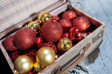 Açık eski bir bavulda Noel oyuncakları. Noel arkaplanı, Noel kartı, Noel duvar kağıdı.