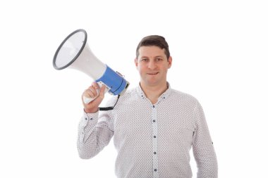 Elinde megafonla gülümseyen bir adamın portresi.