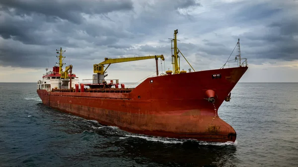 Gran Buque Carga Roja Navegando Mar Abierto —  Fotos de Stock