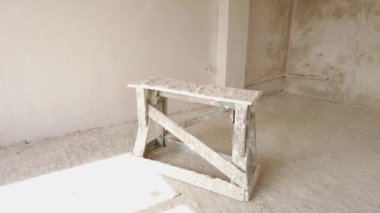 İnşaat halindeki binanın içinde bitmemiş bir oda. Alçıdan duvarlar. Yeni evim. Beton duvarlar.