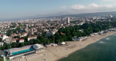 Varna ve sahilin havadan görünüşü. Bulgaristan 'ın deniz başkenti.