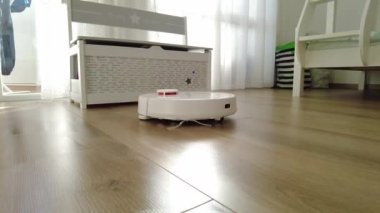 Evde elektrikli süpürge temizliği. Modern evde robot elektrikli süpürge. Akıllı temizlik teknolojisi