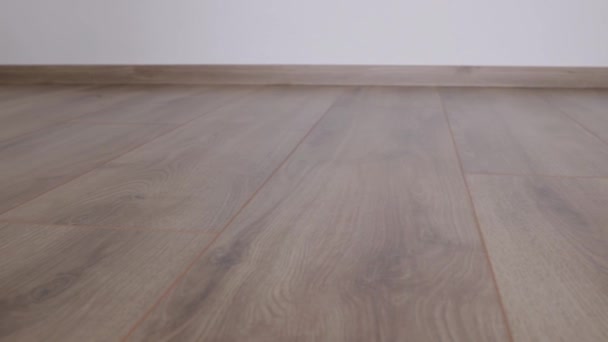 Нові Ламіновані Підлоги Ламінований Паркет Коричневою Дерев Яною Текстурою — стокове відео