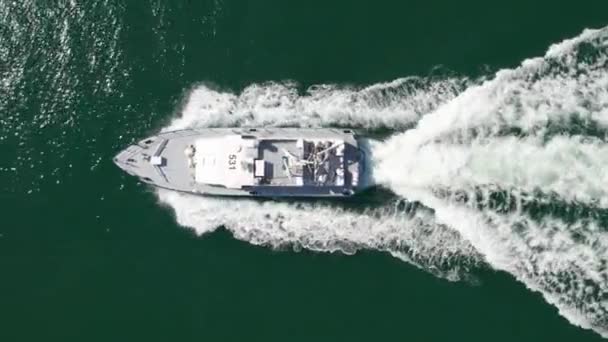 爱丽儿看海岸警卫队的快艇高速巡航 快艇边防卫兵在海上巡逻 — 图库视频影像