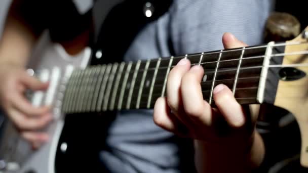 Παίζω Κιθάρα Έφηβος Παίζει Ηλεκτρική Κιθάρα Κλείσε Έννοια Τρόπου Ζωής — Αρχείο Βίντεο