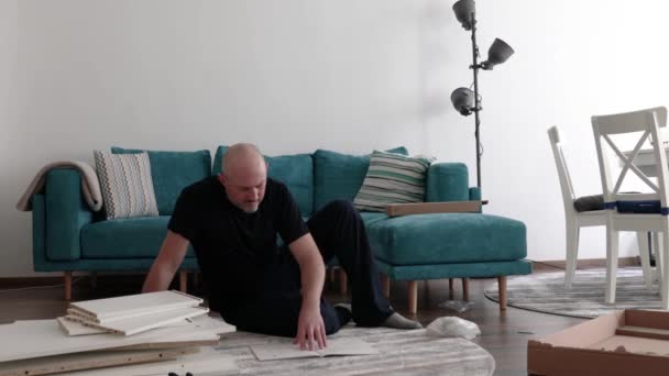 Člověk Dělá Sám Montuje Nábytek Novém Domě Zmatený Muž Problém — Stock video