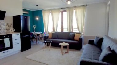 İç mekan. Modern mutfak ve oturma odası manzarası. Yeni ev