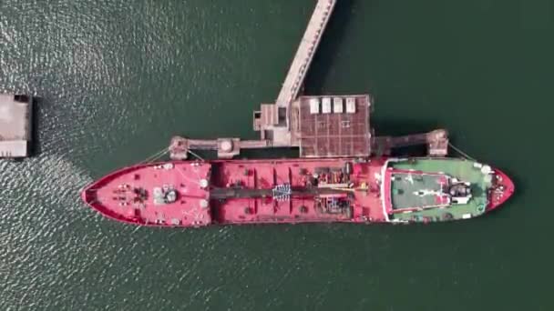 Червоний Танкерний Корабель Завантаження Розвантаження Нафти Газу Промисловому Док Порту — стокове відео