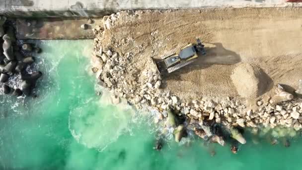 Luchtfoto Van Bouwplaats Aan Het Water Met Graafmachine Bulldozer Werkt — Stockvideo