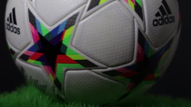 ブルガリアのヴァルナ 2022年12月6日 アディダスUcl Pro Void チャンピオンズリーグの公式試合ボール2022 2023 — ストック動画