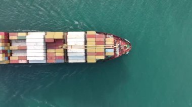 Denizde büyük bir konteyner gemisi. Yukarıdan aşağıya doğru. Kargo konteynır gemisi ihracat konteynırı yelkenlisiName.