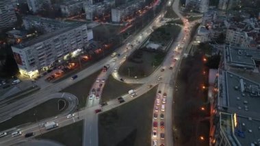 Geceleri şehrin havadan görünüşü. Şehrin sokak trafiği. Şehir Manzarası.