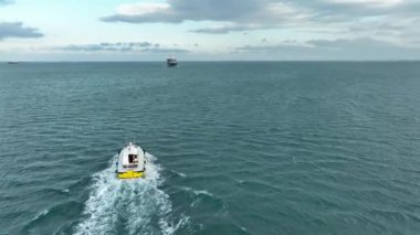 Pilot bot ve konteynır kargo gemisinin hava görüntüsü 