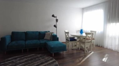 İç mekan. Modern mutfak ve oturma odası manzarası. İpotek, yatırım, gayrimenkul, mülk ve yeni konut kavramı