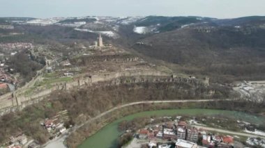 Bulgaristan 'ın Veliko Tarnovo kentindeki Çarevets Kalesi' nin hava manzarası. İkinci Bulgar İmparatorluğunun başkenti