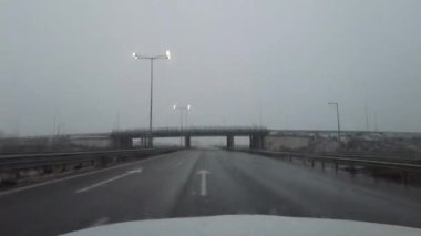 Kışın otoyolun ön camından bak. Şiddetli kar yağışıweather condition