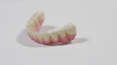 Diş sağlığı hizmetleri. Seramik zirkonyumu kapatın. Zirkonyum oksit implantları üzerine diş protezi