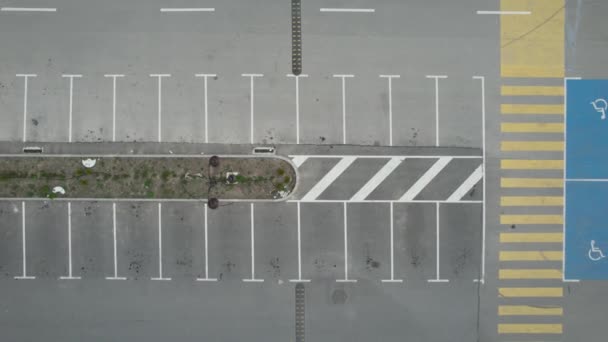 空の駐車場の空中映像 道路標識だ 駐車場 — ストック動画