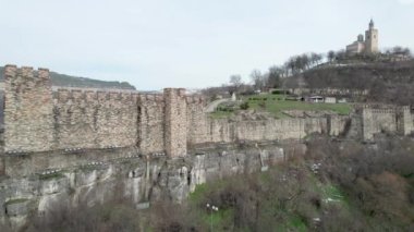 Bulgaristan 'ın Veliko Tarnovo kentindeki Çarevets Kalesi' nin hava manzarası. İkinci Bulgar İmparatorluğunun başkenti
