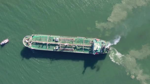 Top View Tug Boat Assisting Big Oil Chemical Tanker Large — 图库视频影像