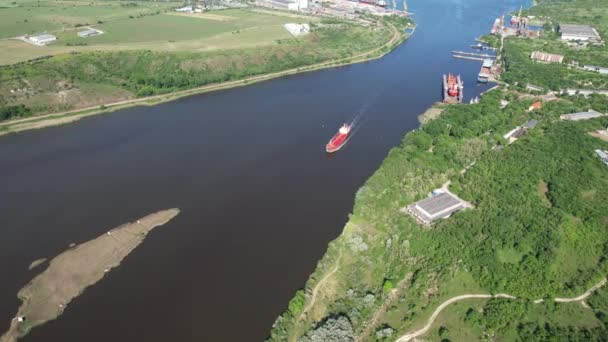 Letecký Pohled Červený Ropný Tanker Plave Tanker Loď Logistiky Dopravy — Stock video