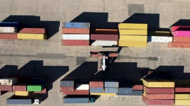 İskele konteynır terminalinin hava görüntüsü. Endüstriyel kargo limanı. Konteyner Yöneticisi