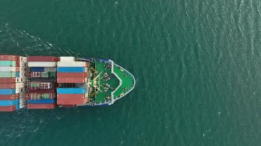 Denizde büyük bir konteyner gemisi. Yukarıdan aşağıya doğru. Kargo konteynır gemisi ihracat konteynırı yelkenlisiName.