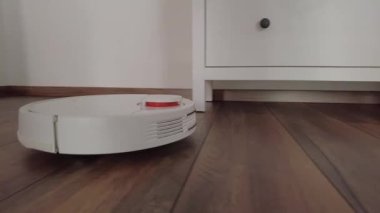 Evde elektrikli süpürge temizliği. Modern evde robot elektrikli süpürge. Akıllı temizlik teknolojisi