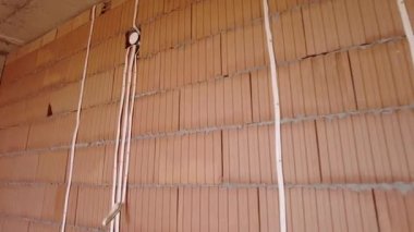 Elektrik kabloları. Yeni ev inşaatı için elektrik kabloları döşeniyor