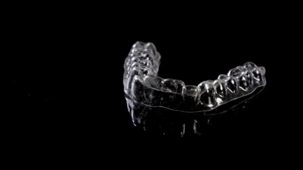 黒の背景に見えない歯列矯正化粧品ブラケット 歯のアライナーは 美しい笑顔のために — ストック動画
